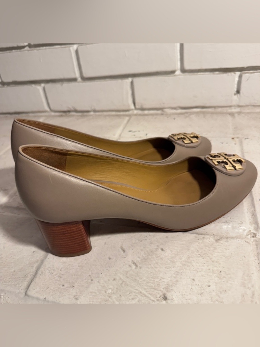 Tory Burch Claire 50mm Round Toe Pump French Gray Gold Size 10 - Picture 7 of 16